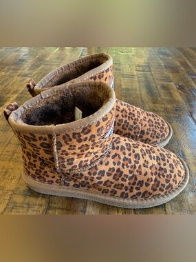 NFL Denver Broncos Leopard Boots • Women’s 8 • Crystal Logo • Faux Fur •